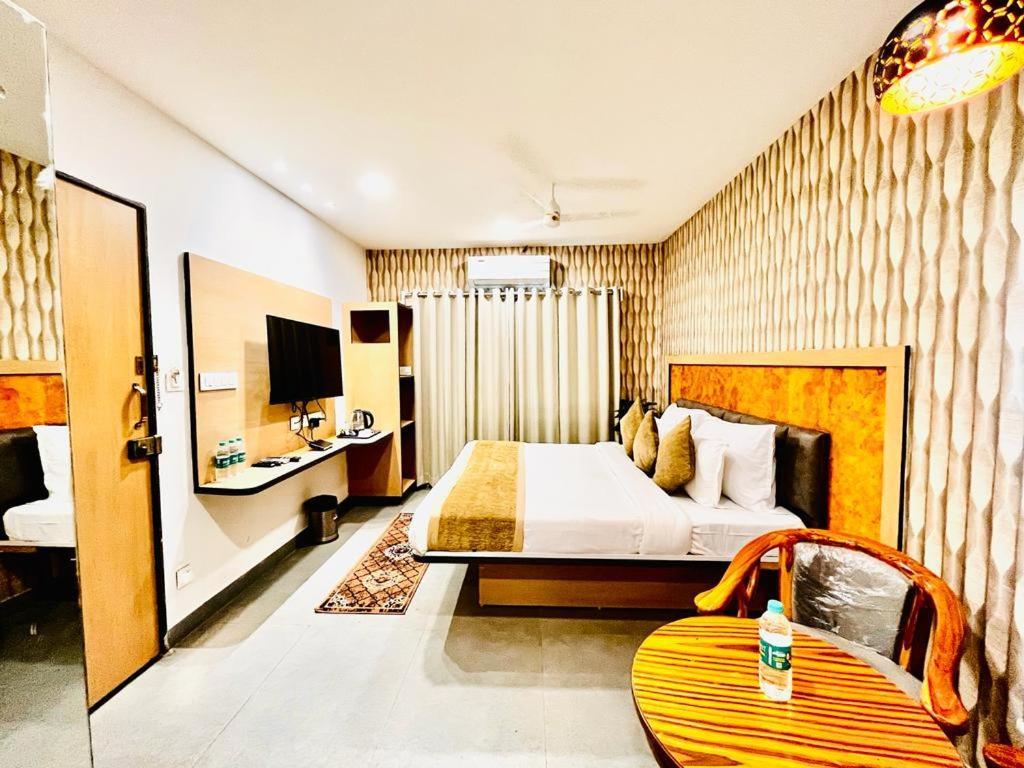 Hotel Lake View Airport Zone Haiderabad Buitenkant foto