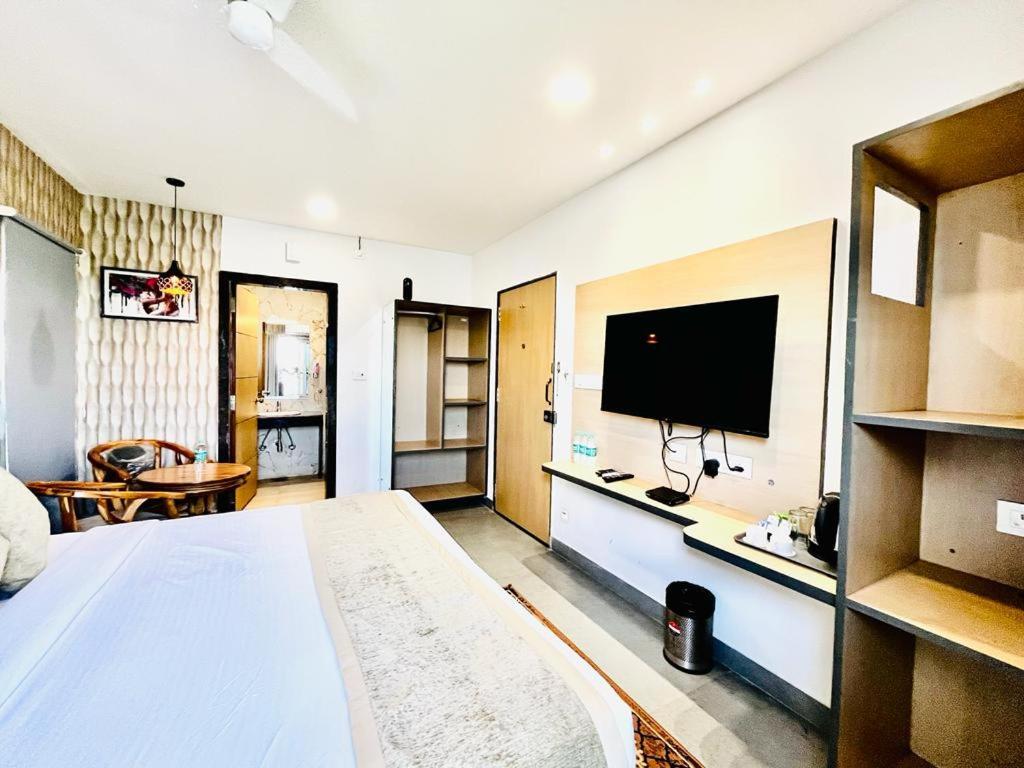 Hotel Lake View Airport Zone Haiderabad Buitenkant foto