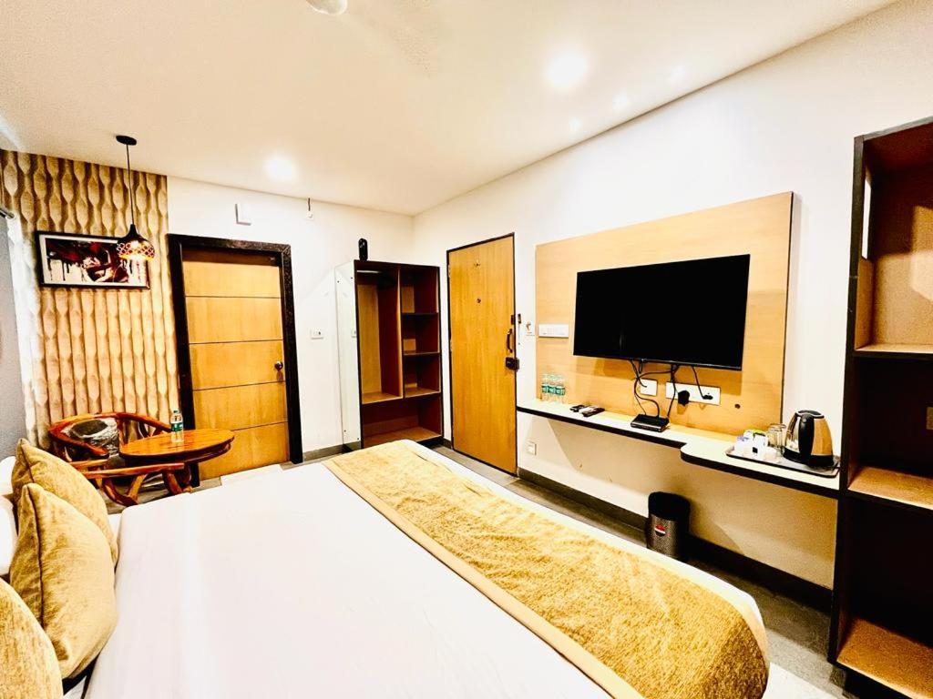 Hotel Lake View Airport Zone Haiderabad Buitenkant foto