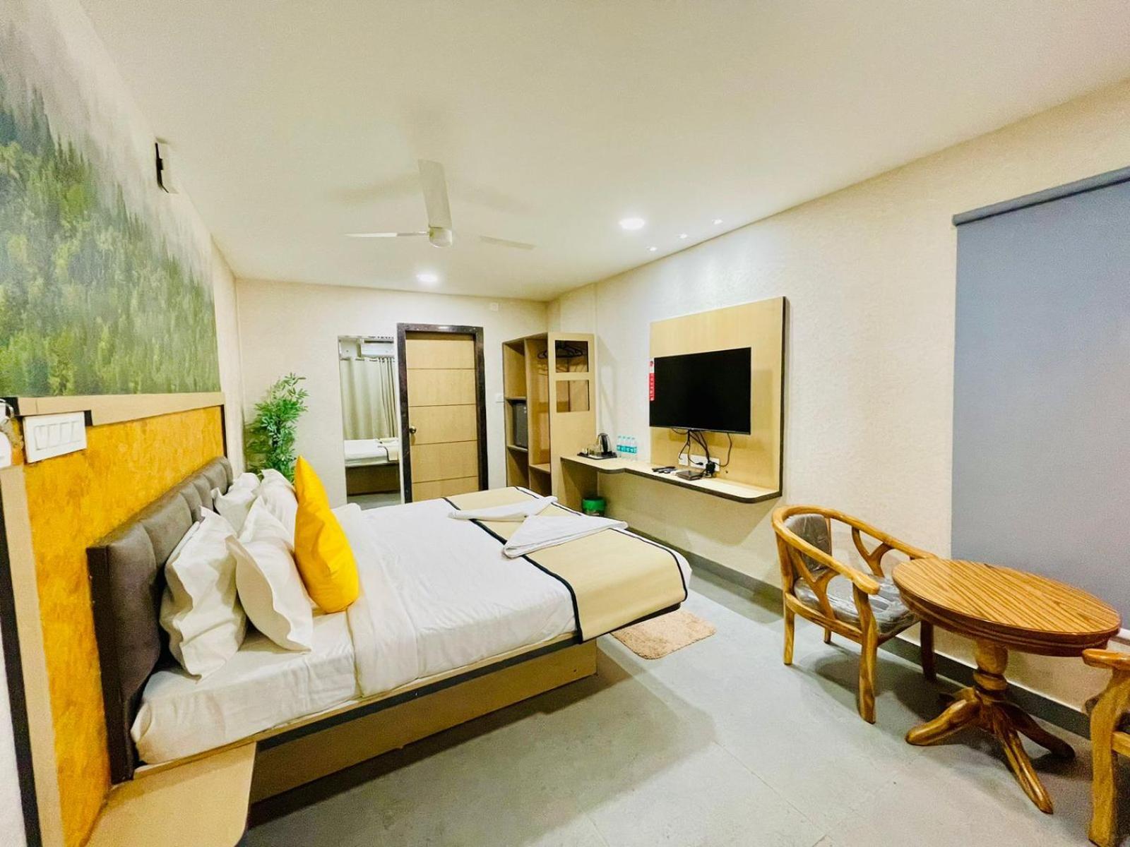 Hotel Lake View Airport Zone Haiderabad Buitenkant foto