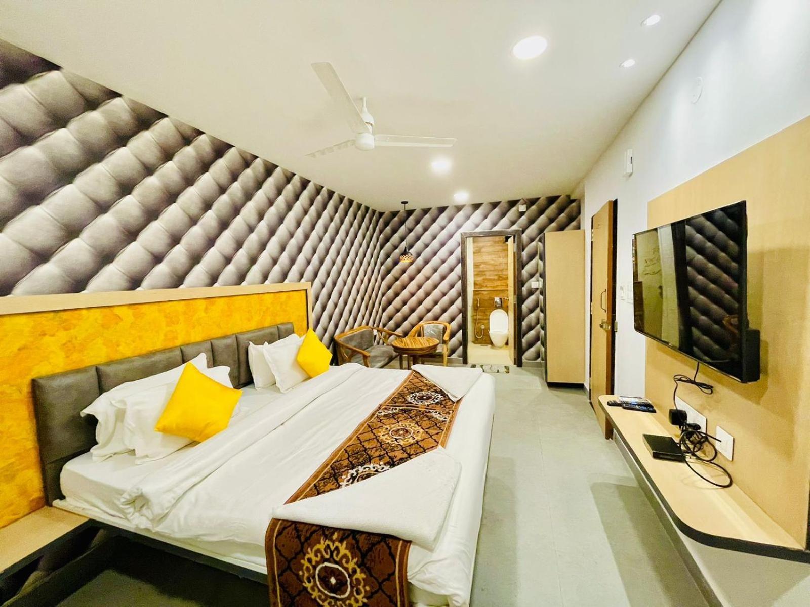 Hotel Lake View Airport Zone Haiderabad Buitenkant foto